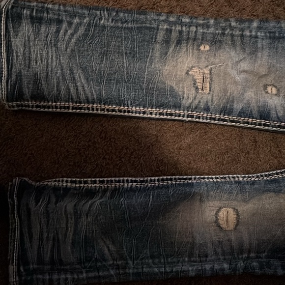 The rock revival jeans are like brand new they have no holes no rips no damage - Picture 4 of 5